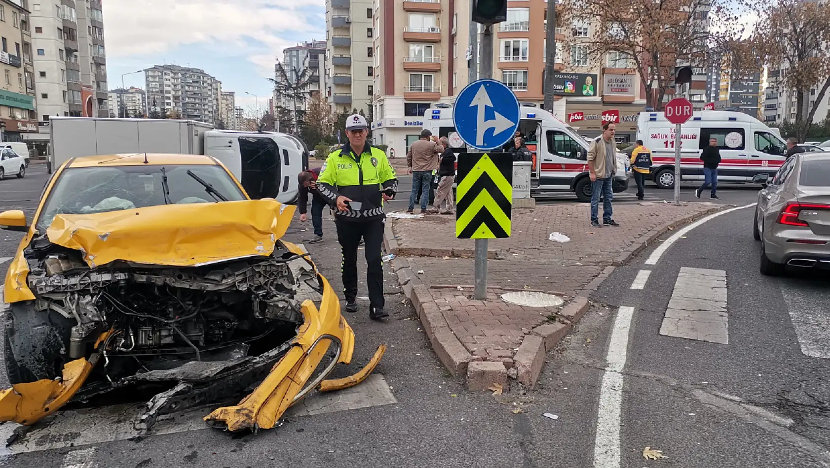 Melikgazi'de ticari taksi ile kamyonet çarpıştı: 6 Yaralı