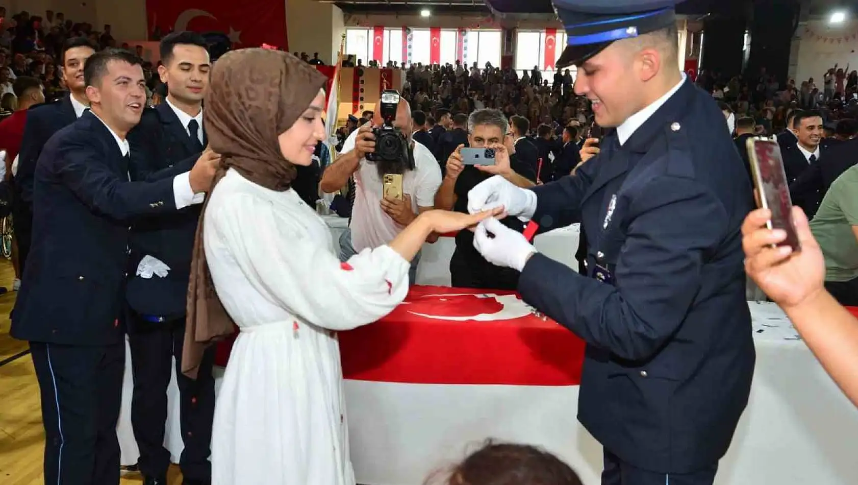 Yeni polis memuru iki mutluluğu aynı gün yaşadı