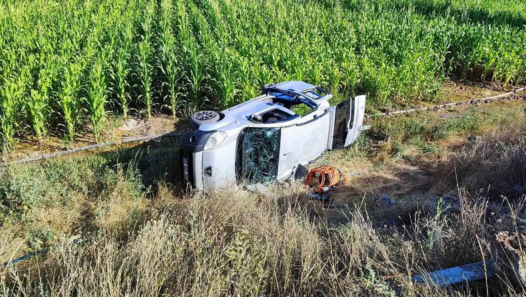 Mısır tarlasına uçan otomobildeki 2 kişi yaralandı