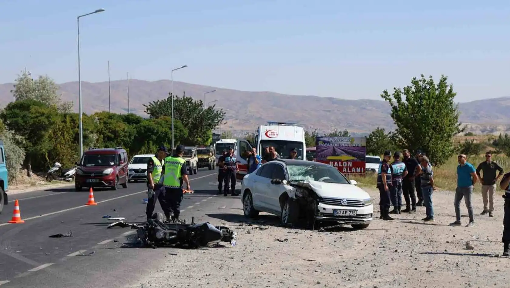 Motosiklet ile otomobil çarpıştı: 1 Ölü