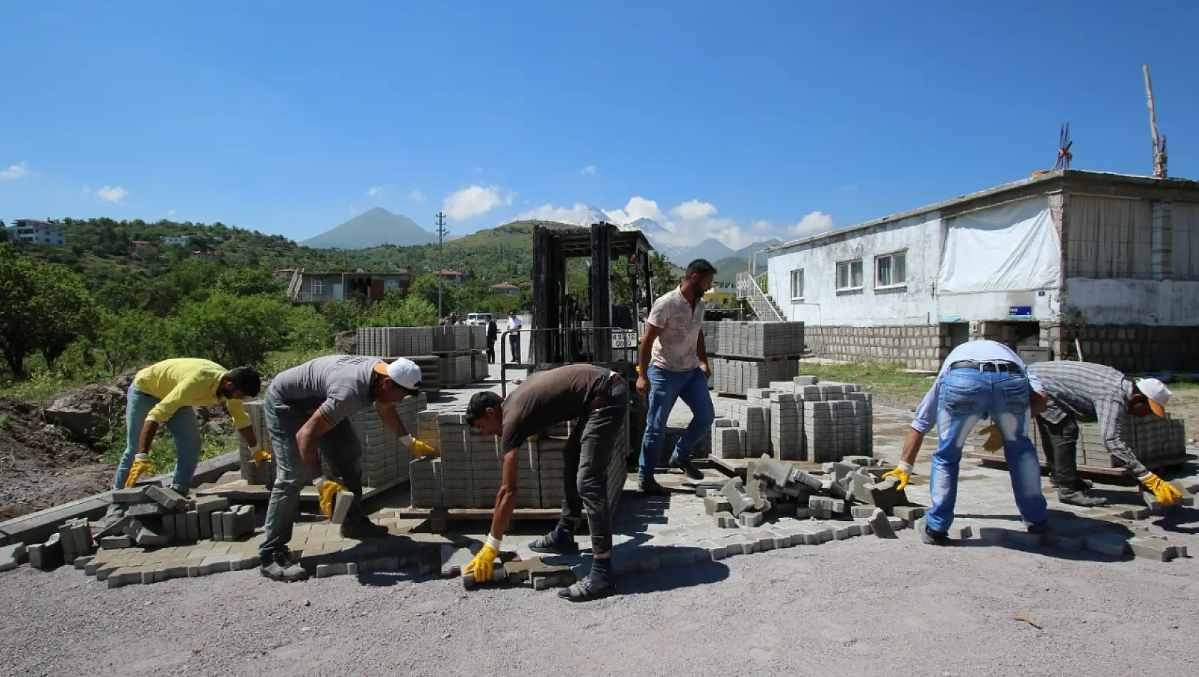 O ilçeye 17 kilometre kilitli parke yol yapılacak