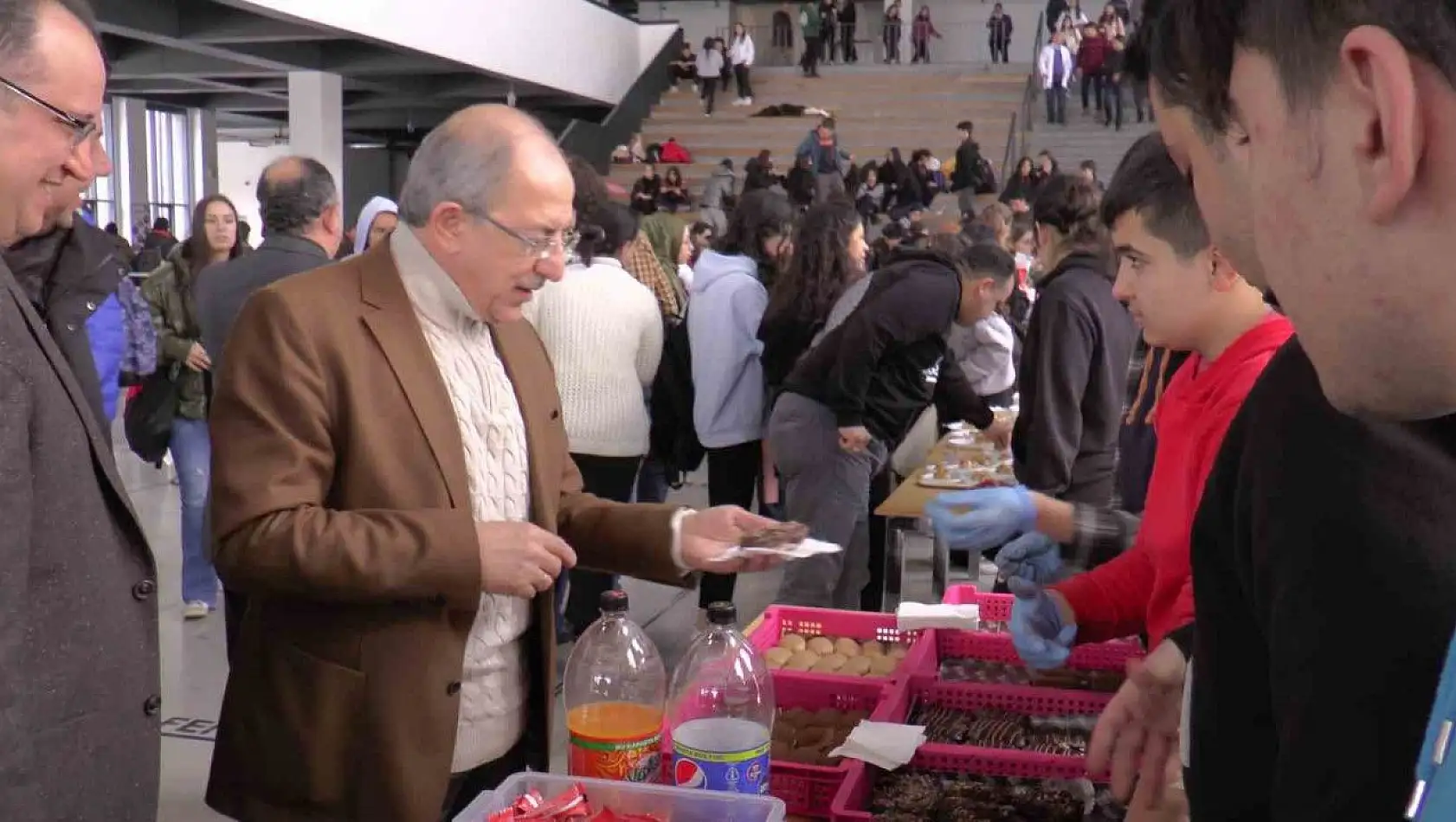 Öğrencilerden depremzedeler için hayır panayırı