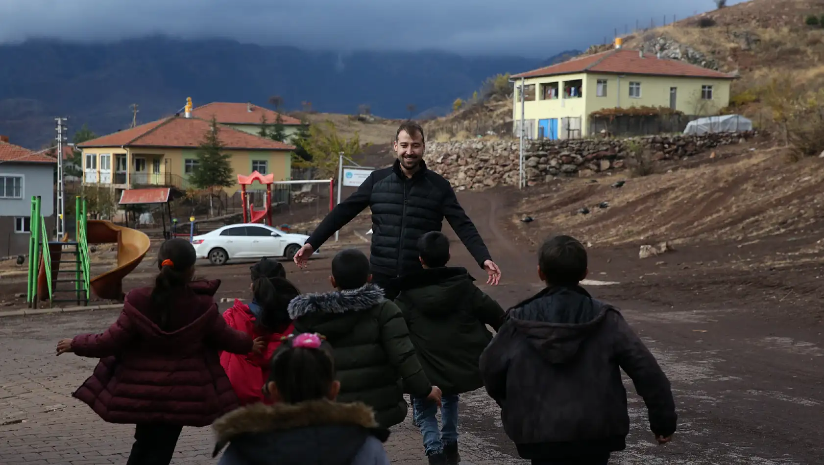 Öğrencileri için günde 100 kilometre yol kat ediyor