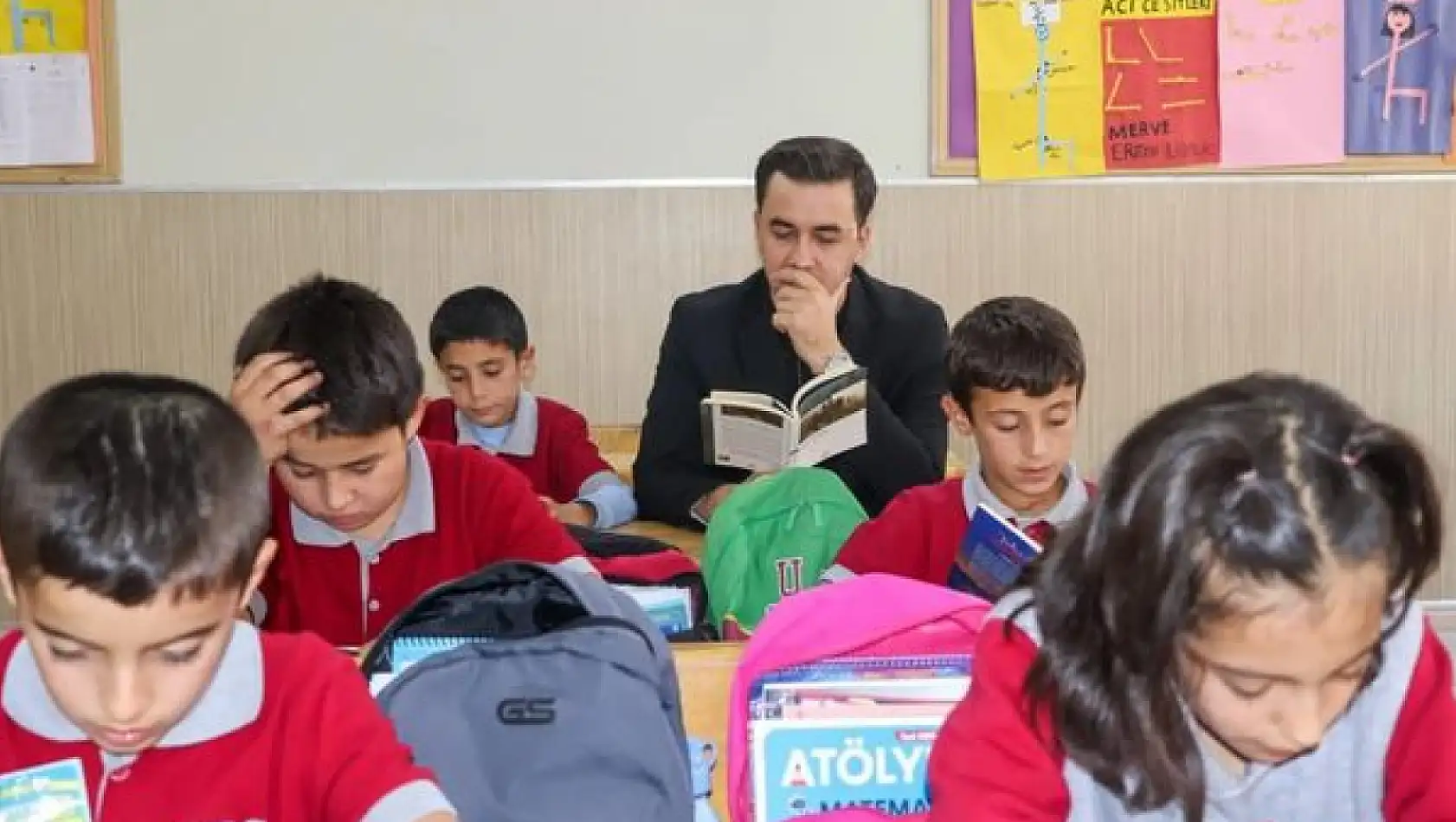 Öğrencileri şaşırtan olay! Sınıfa girdi, arka sıraya oturdu, kitap okumaya başladı