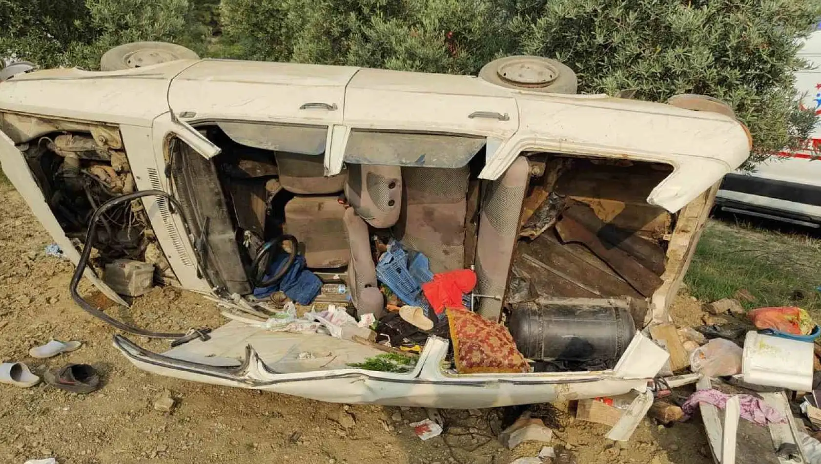 Otomobil şarampole devrildi