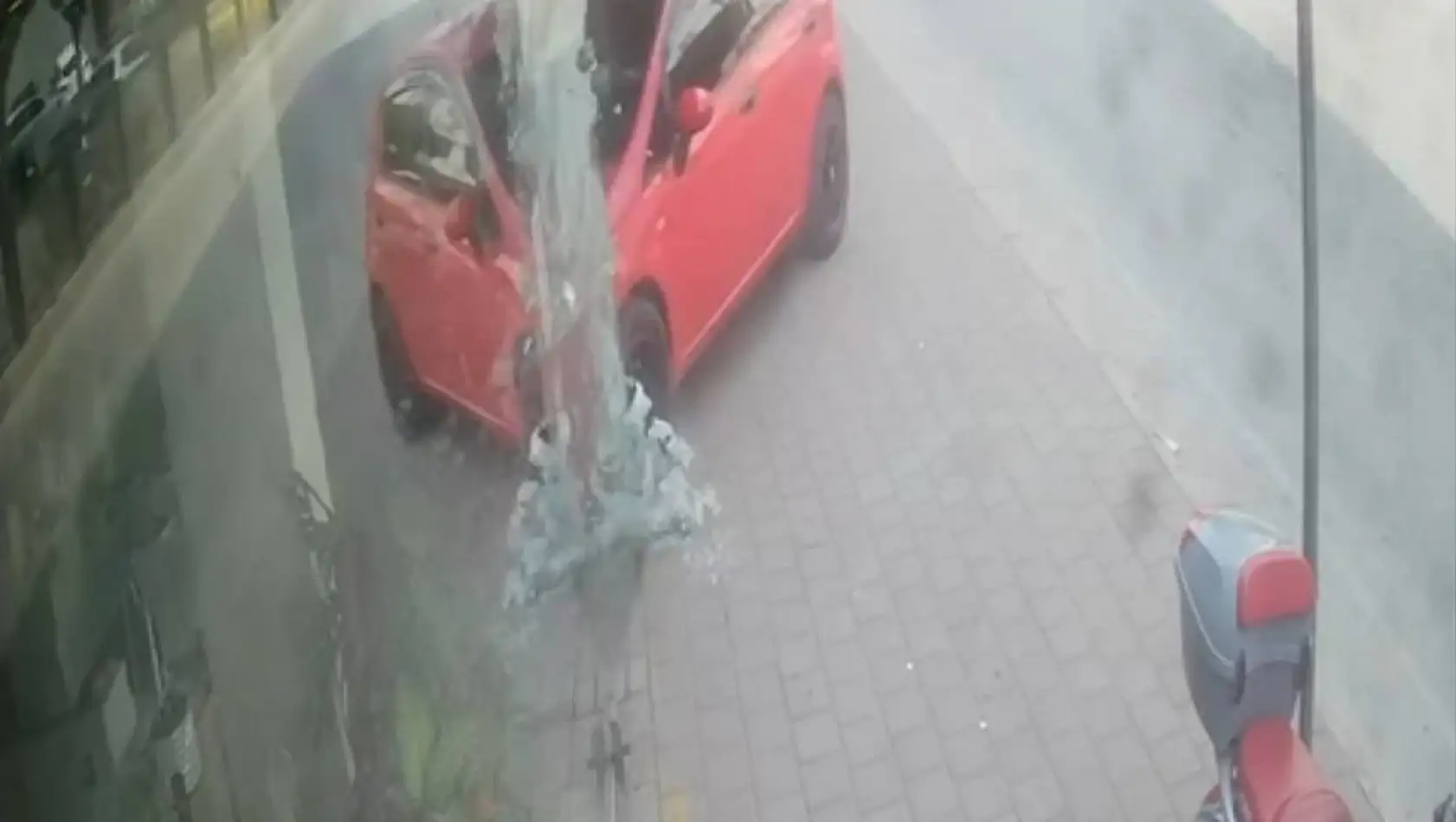 Otomobilin mağazaya girdiği anlar kamerada