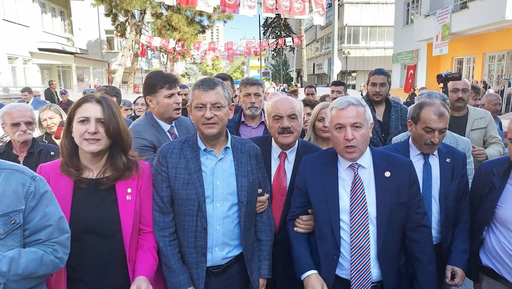 Özel'den, MHP İl Başkanına tepki: Biz bir santim eğilmez, bir kelime eksik konuşmaz,  bir adım geri atmayız!