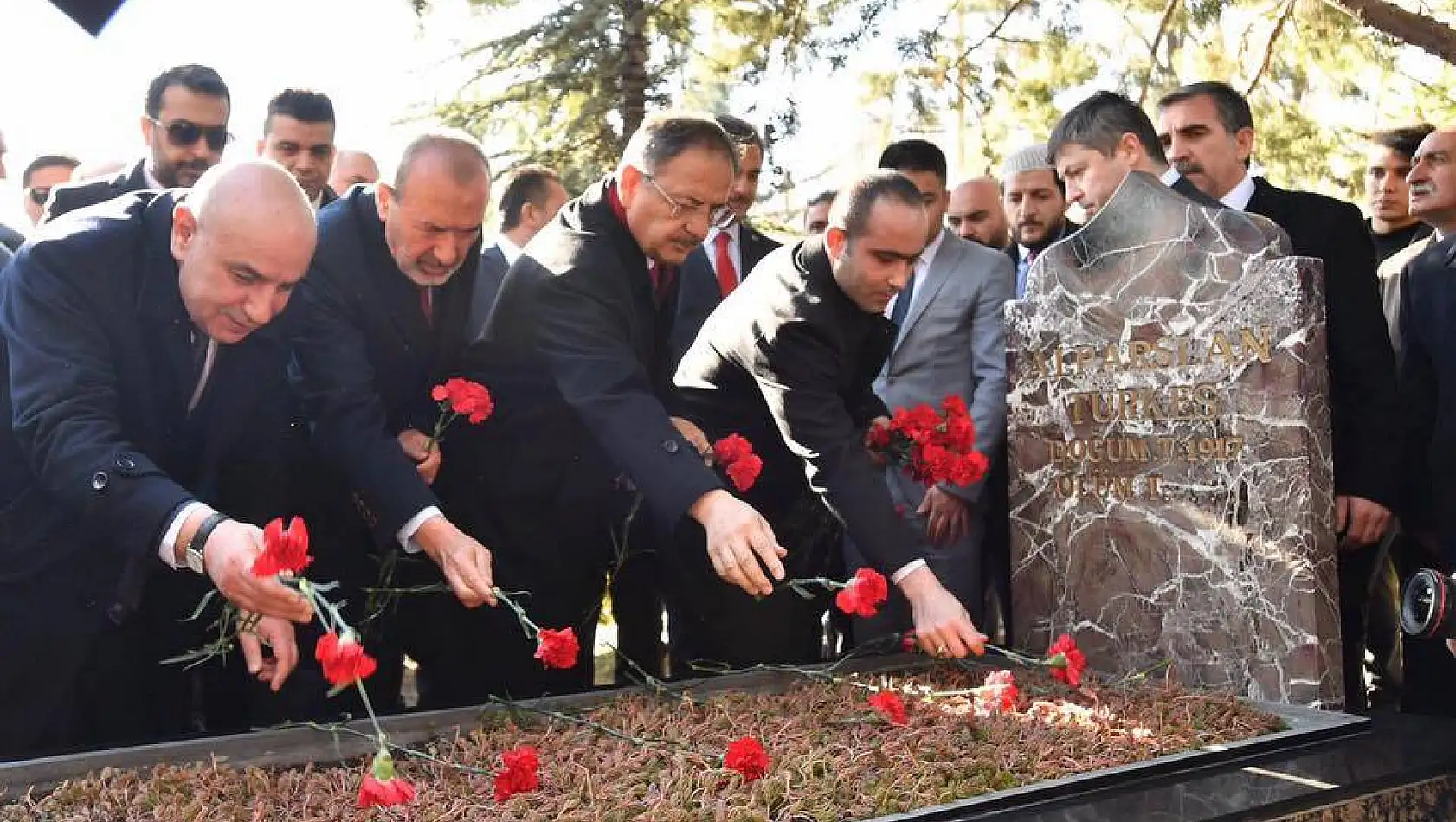 Özhaseki'den, Türkeş'in mezarına ziyaret