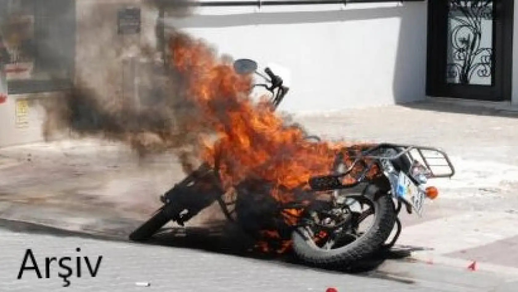 Polis ceza yazmasın diye motosikleti yaktılar!