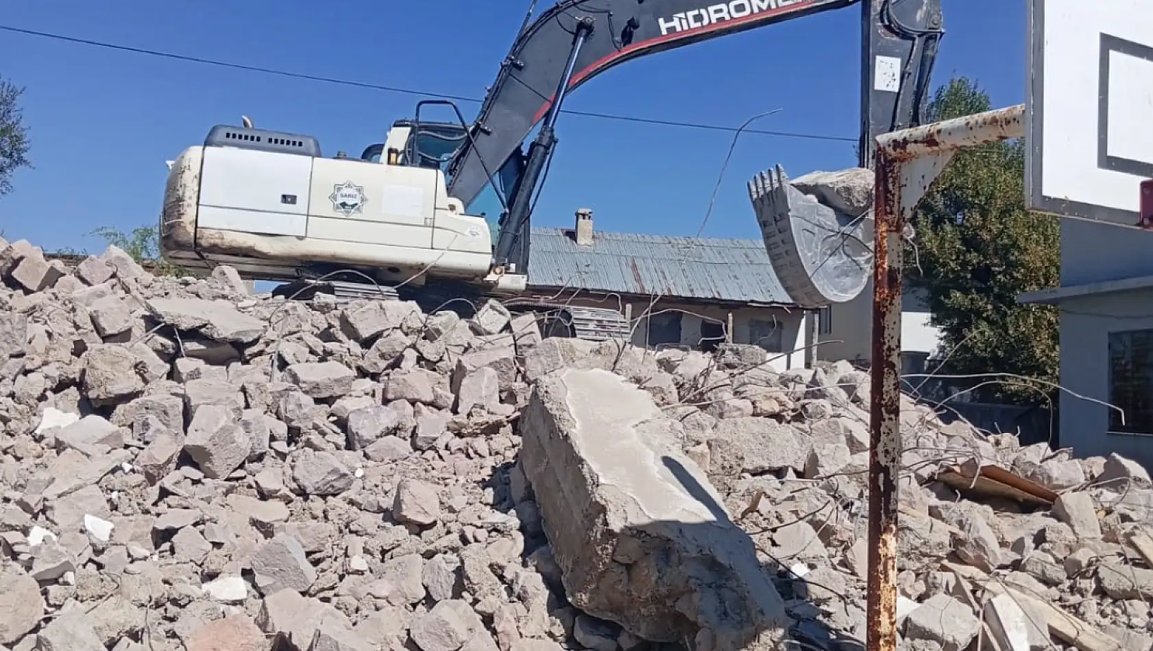 Sarız'da vatandaş istedi, belediye yıktı!