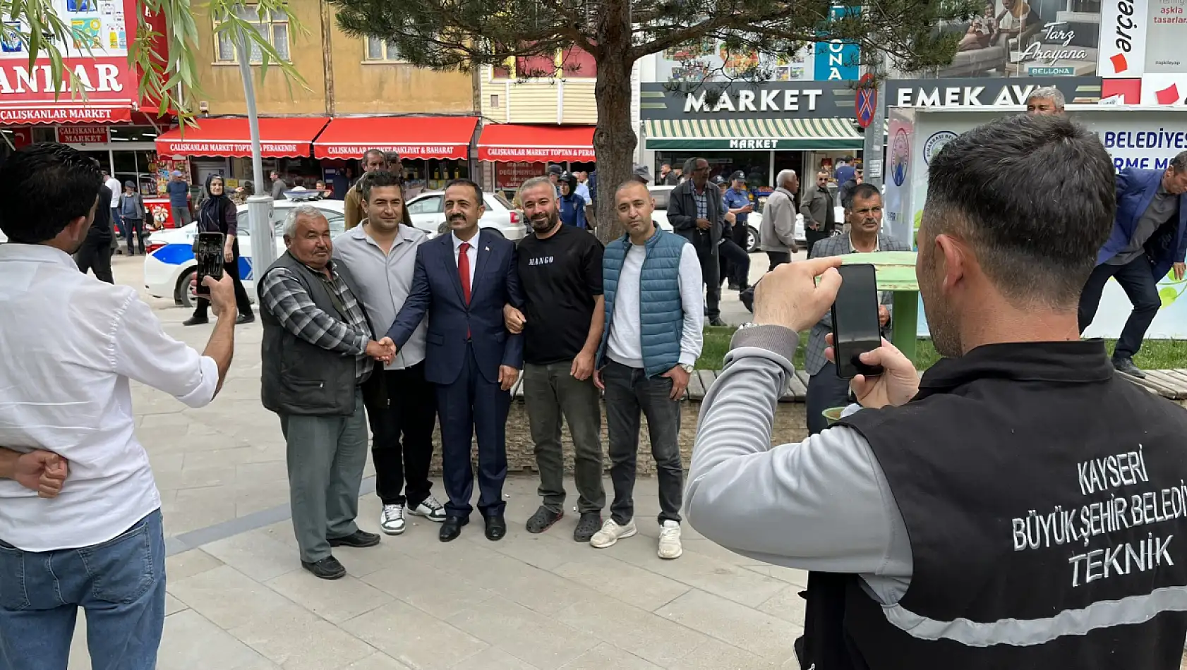 Seçimlere saatler kaldı: Sağlık Bakanlığı Daire Başkanı da seçim çalışmalarına katıldı