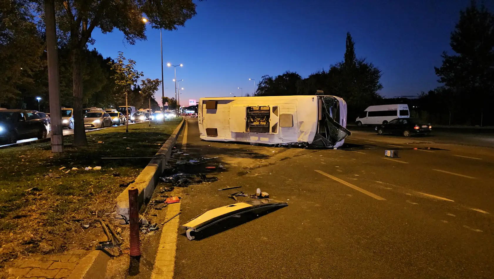 Şeker Fabrikası önünde otomobille çarpışan işçi servisi yan yattı