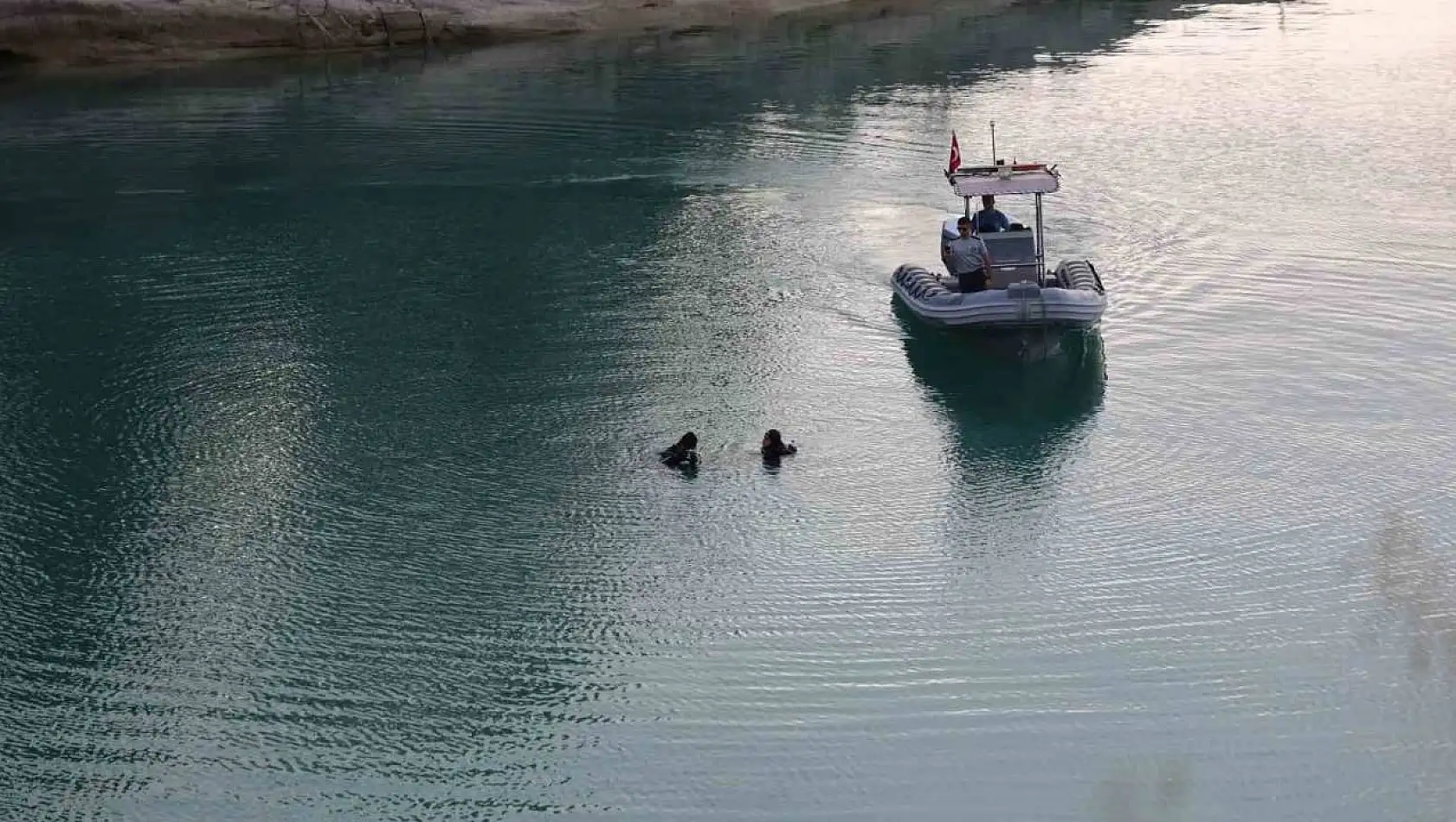 Adana'da sıcaklardan bunalıp göle giren genç boğuldu