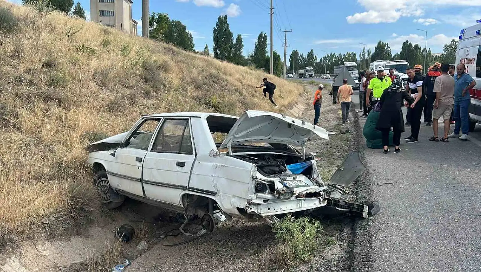 Sivas'ta otomobil devrildi: 1'i ağır çok sayıda yaralı var
