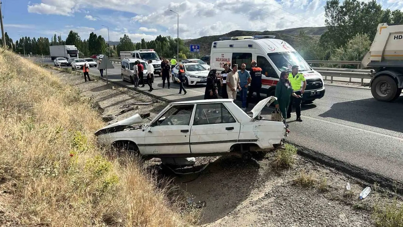 Sivas'ta otomobil devrildi: 1 ölü, 4 yaralı