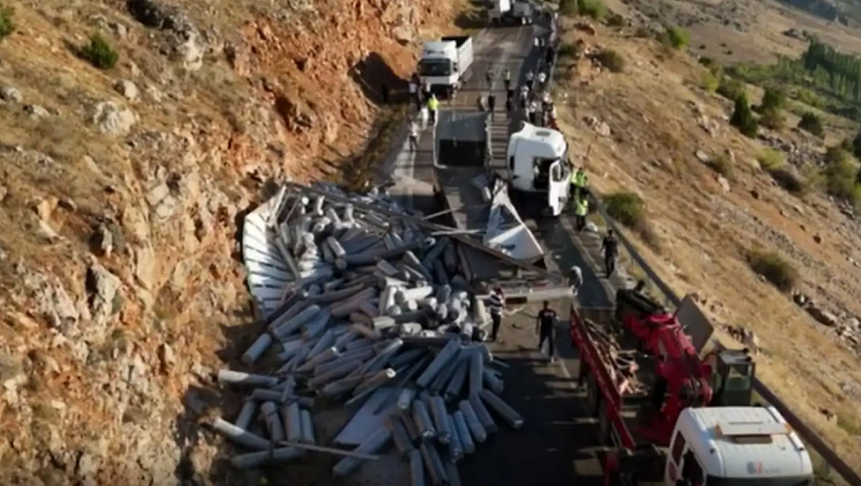 TIR devrildi, Maraş yolu trafiğe kapandı!