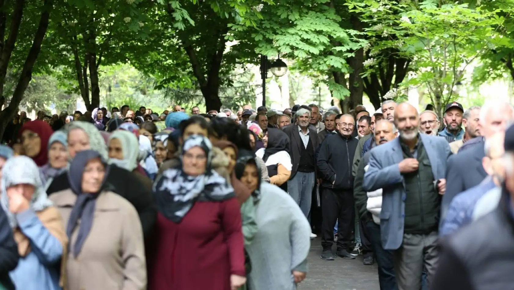 Ücretsiz dağıtıma 2 kilometrelik kuyruklar oluştu