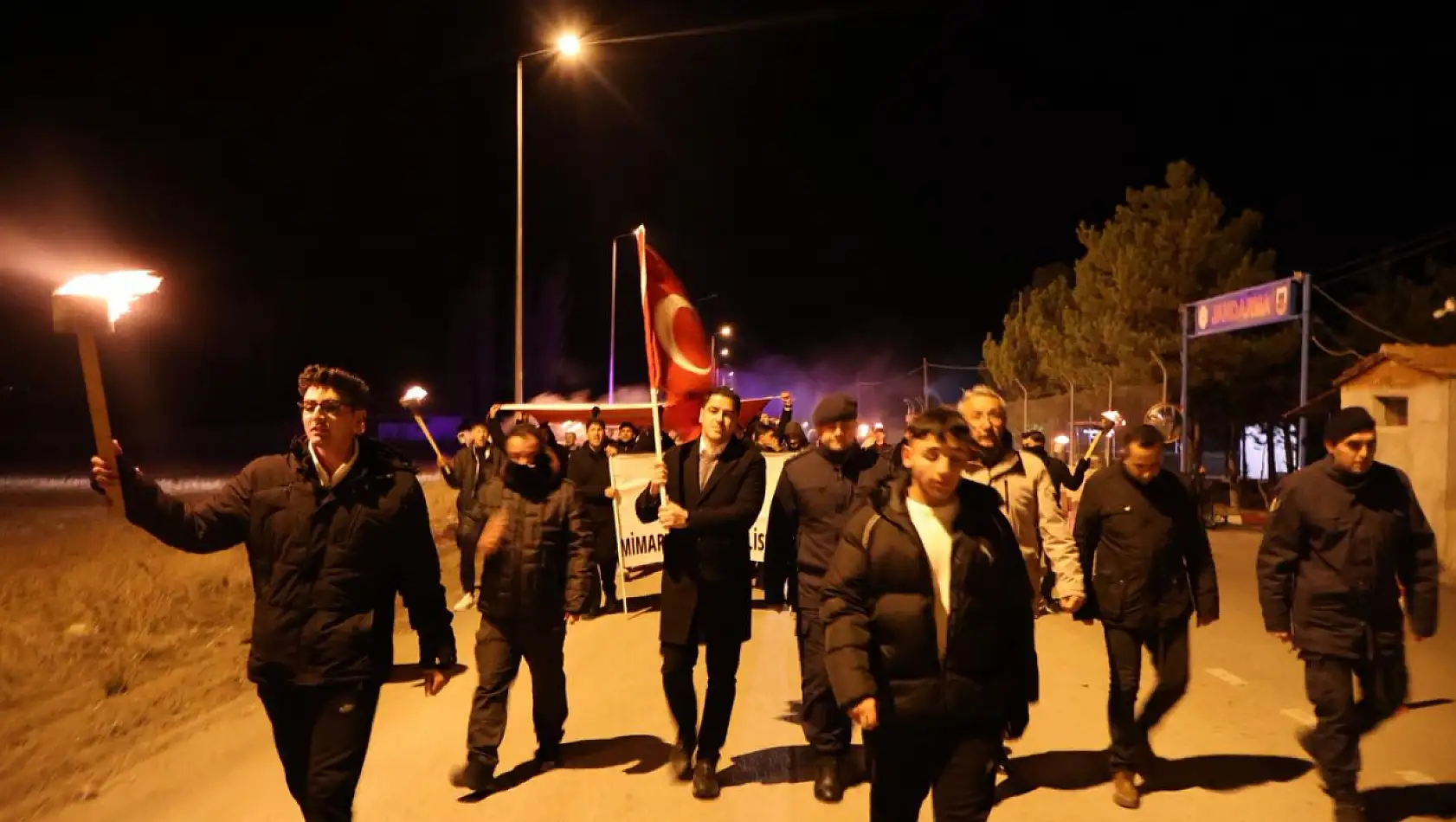 Unutulmaz gece: Gençler ve Kaymakam bakın neden yürüdü