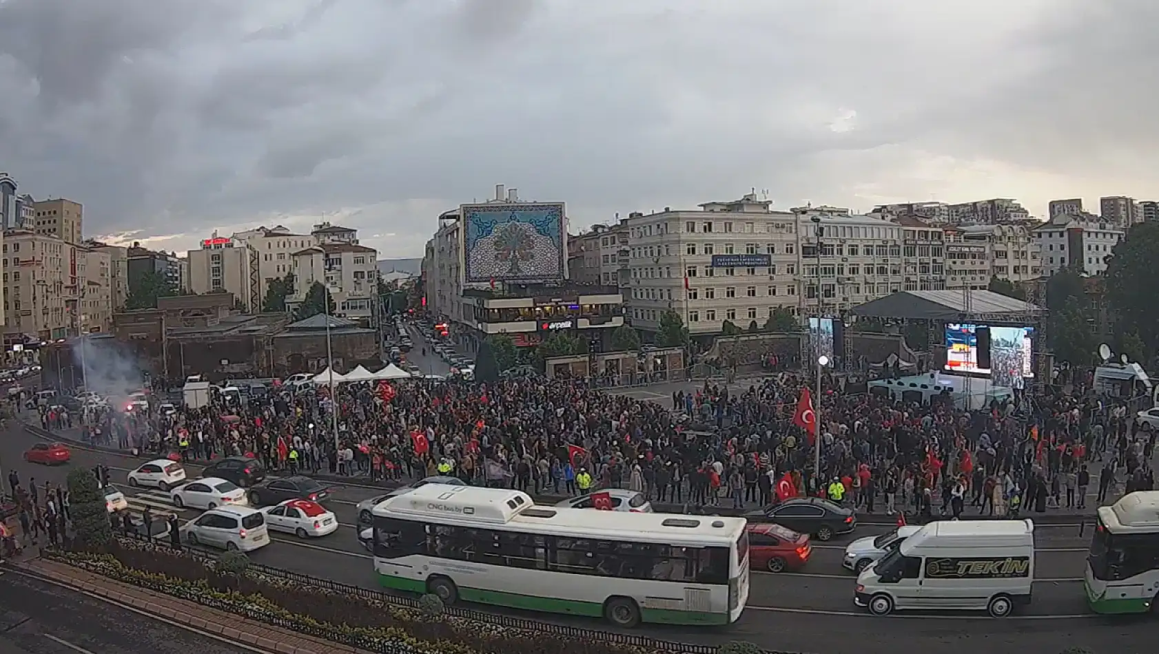 Vatandaş Cumhuriyet Meydanı'nda toplanıyor