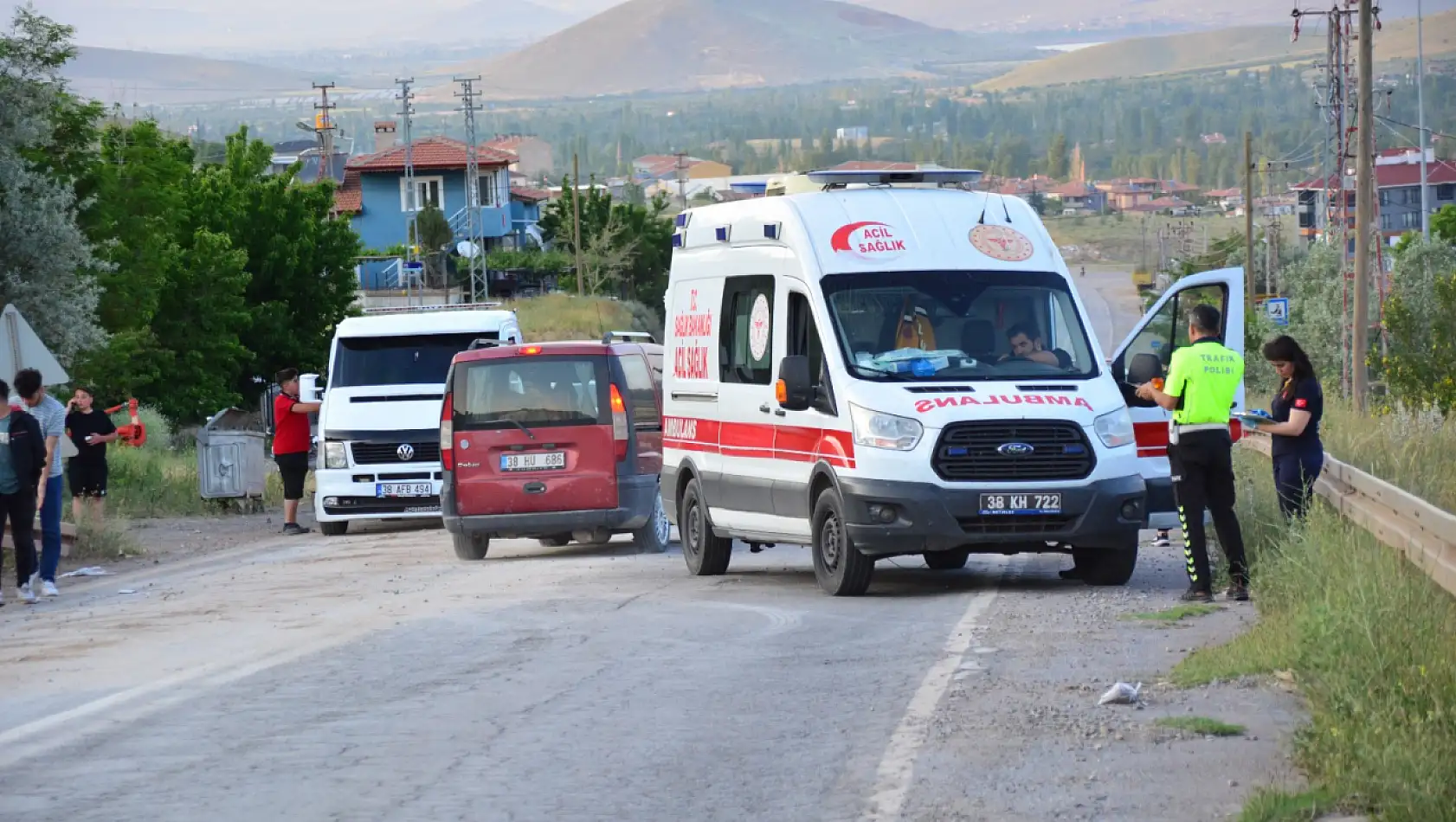 Yağlı yolda kontrolden çıkan motosiklet devrildi: 2 kişi...
