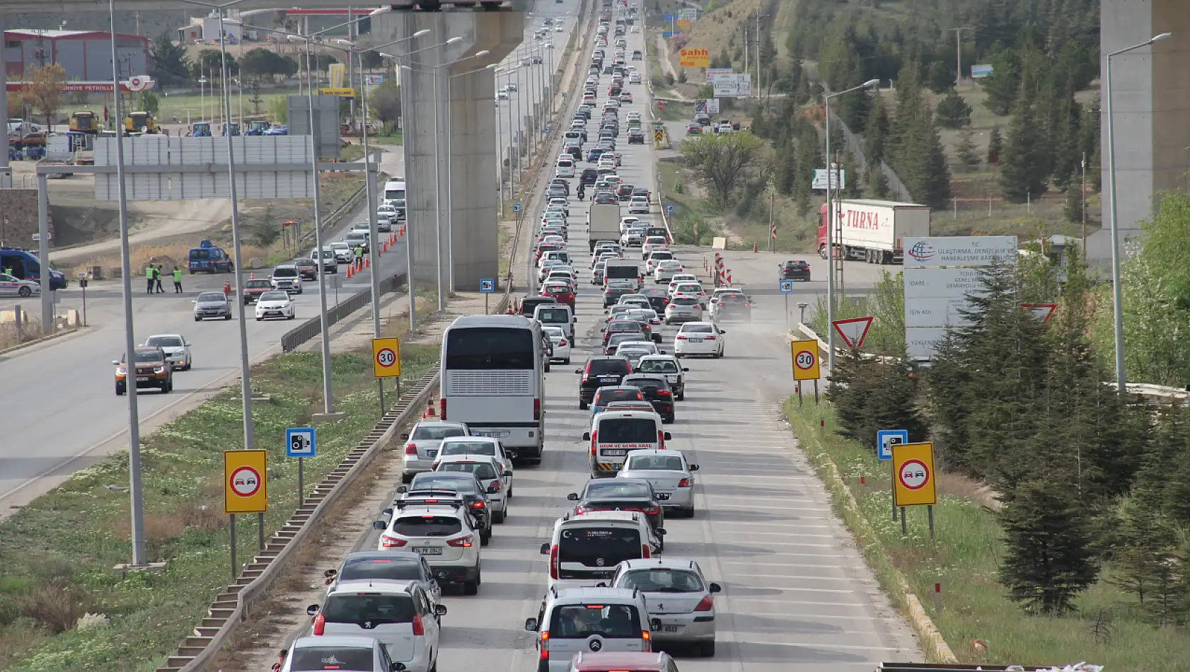 Yarın yola çıkacaklar dikkat! 'Kilit kavşak'ta yoğunluk devam ediyor