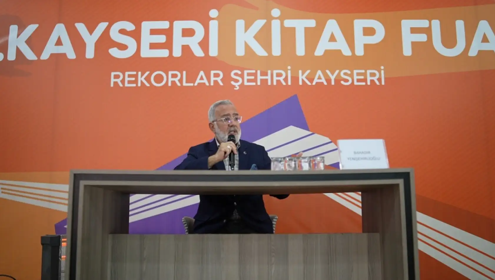 Yazar Yenişehirlioğlu, kitapseverlerle buluştu