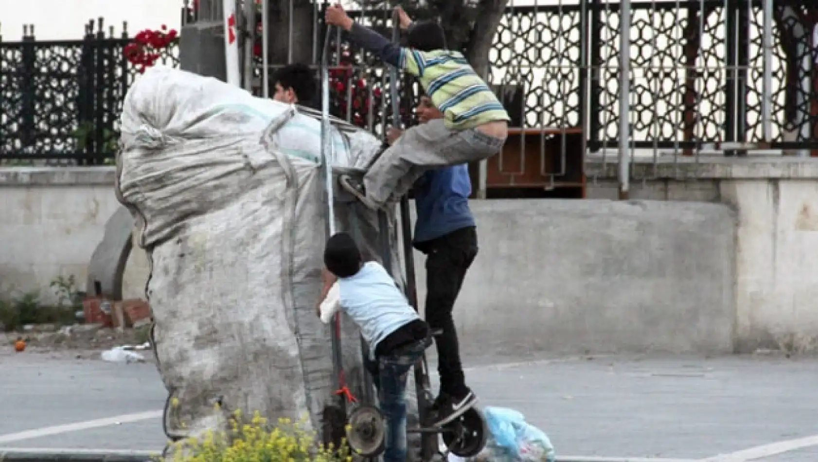 Yoksulluk sınırı 43.443 TL olan Türkiye'de kaç çocuk yoksul büyüyor!