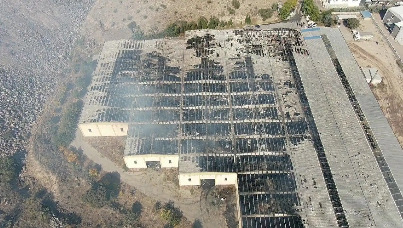 Fabrika yangınında hasar gün ağarınca ortaya çıktı