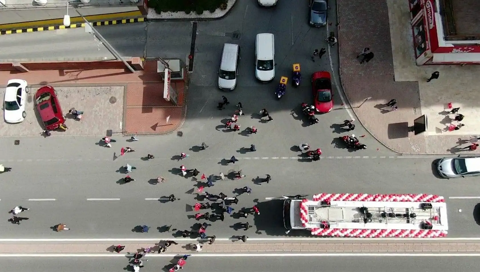 Kayseri'de balkonlarda 23 Nisan coşkusu