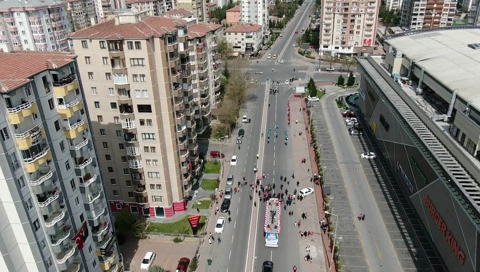 Kayseri'de balkonlarda 23 Nisan coşkusu