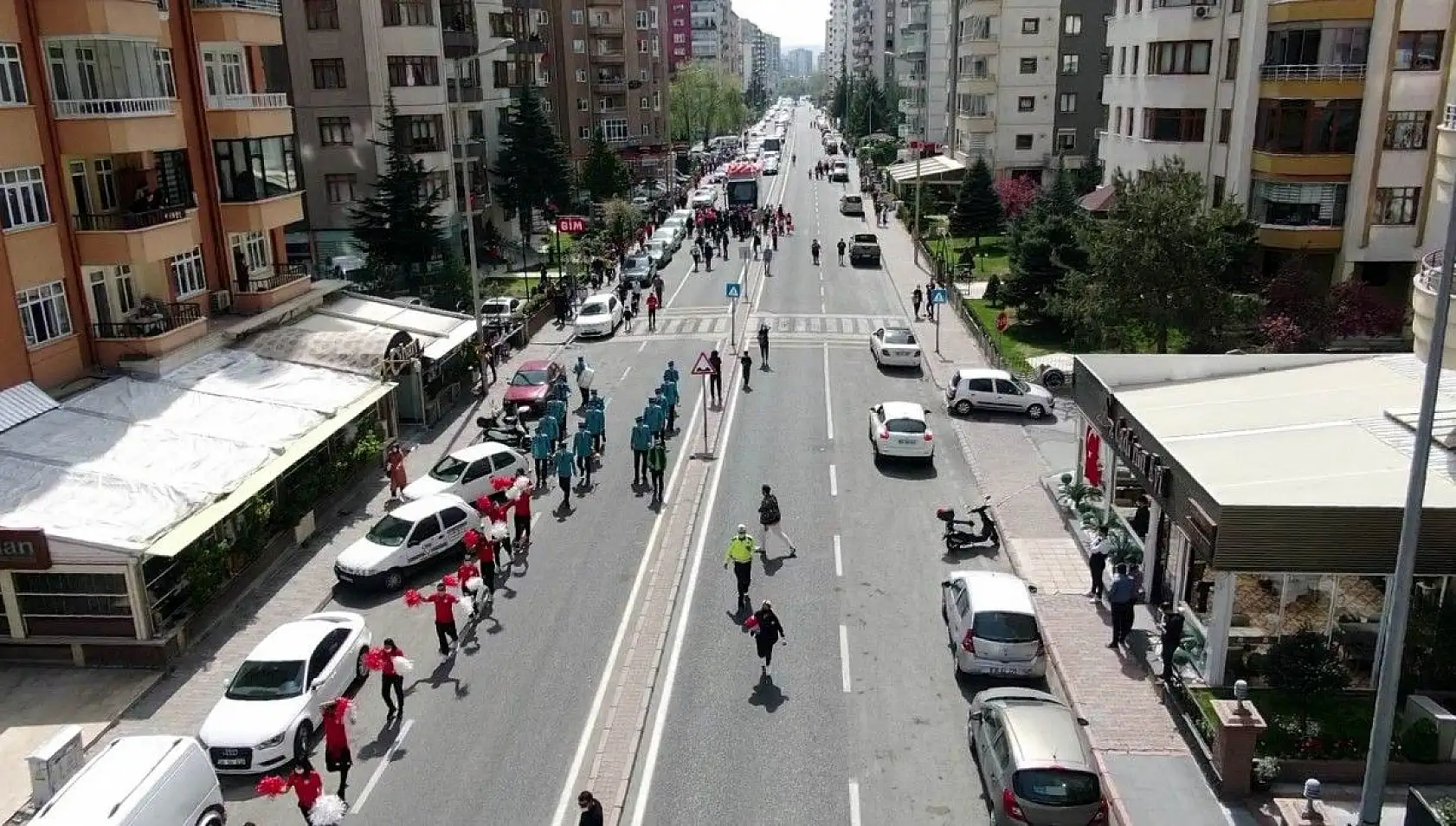 Kayseri'de balkonlarda 23 Nisan coşkusu