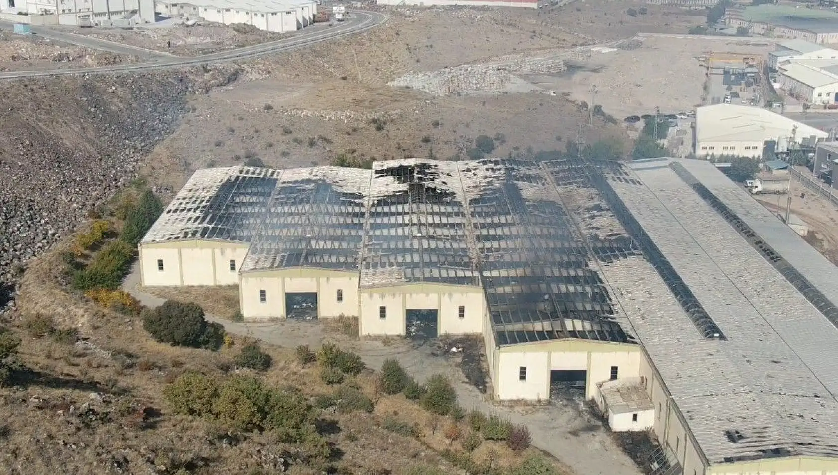 Fabrika yangınında hasar gün ağarınca ortaya çıktı