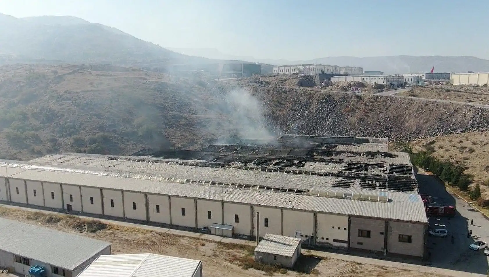 Fabrika yangınında hasar gün ağarınca ortaya çıktı