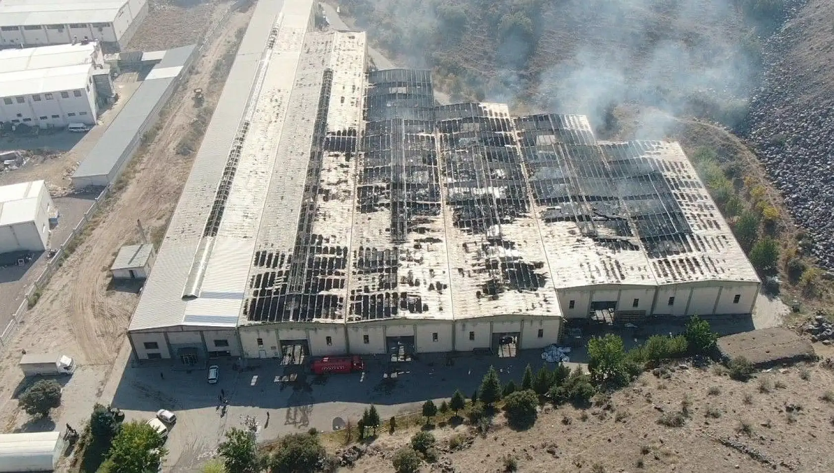 Fabrika yangınında hasar gün ağarınca ortaya çıktı