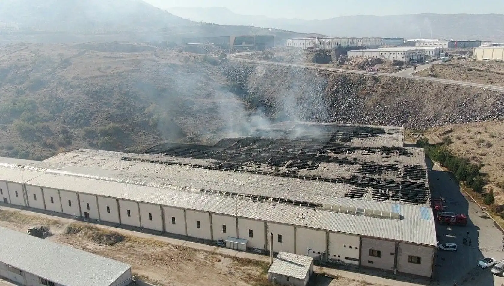 Fabrika yangınında hasar gün ağarınca ortaya çıktı