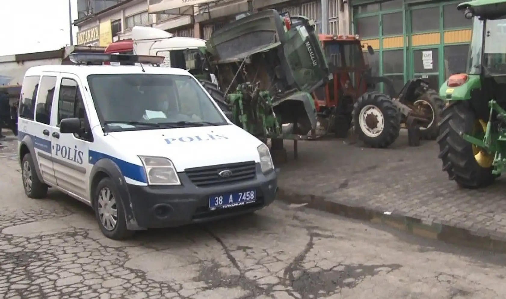 Kapüşonlu hırsız 5 traktörün aküsünü çaldı