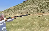 AK Parti Kayseri Milletvekili Bayar Özsoy'dan tüfekli poz! Nişan alıp, ateş etti
