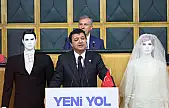 Arıkan kürsüye neden damatlık ve gelinlikle çıktı?