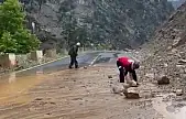Kayseri'de heyelan! Araçlar mahsur kaldı