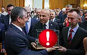 Kayseri hediyesi CHP Lideri Özgür Özel'i mutlu etti! Özel hediyeyi meraklı gözlerle inceledi