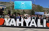 Türkiye'de tartışılan isim Kayseri'de sohbete katıldı, ilçeyi gezdi! Sohbet için 3 ilden ve ilçelerden ücretsiz servis kaldırıldı