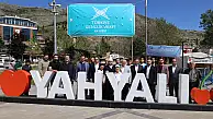 Türkiye'de tartışılan isim Kayseri'de sohbete katıldı, ilçeyi gezdi! Sohbet için 3 ilden ve ilçelerden ücretsiz servis kaldırıldı