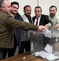 AK Parti'de görevden alınan ilçe başkanının yerine yeni isimler aranıyor! O ilçelerde yoklama yapıldı