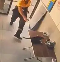 Akaryakıt istasyonunda karga kurtarma operasyonu..