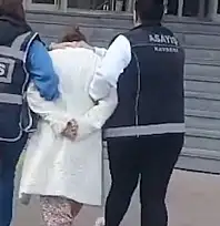 Aranan kadın hırsız kıskıvrak yakalandı