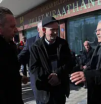 Başkan Büyükkılıç, önüne çıkan her vatandaşa bakın ne dağıttı!