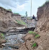 Burası Becen, sel sonrası adam boyunda yarıklar oluştu!