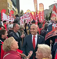 CHP'li Belediye Başkanları ve bazı Meclis üyeleri, partilileri yalnız bıraktı! Partililer sokakta, onlar protokolle poz verdi