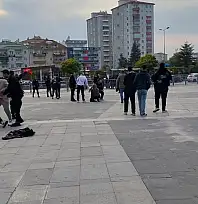 Cinsel saldırı davası sonrası taraflar adliye önünde birbirine girdi