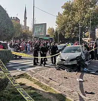 Cumhuriyet Meydanı savaş alanına döndü! Otomobil yayaların arasına daldı